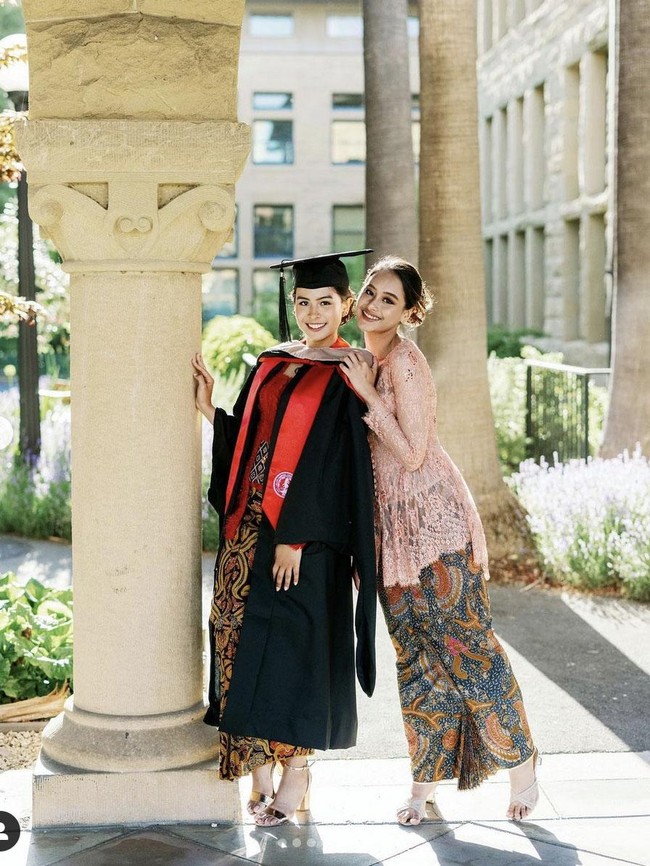 “Saya bersyukur untuk setiap hal. Sebuah keistimewaan yang luar biasa bisa jalan melewati dinding ini. Saya berharap bisa membayarnya ke depan,” tutupnya. Foto: Instagram/@maudyayunda