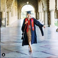 Maudy Ayunda memilih mengenakan kebaya di bawah jubah wisuda di hari kelulusannya. “Saya sudah lulus,” tulisnya pada caption foto Instagram. Foto: Instagram/@maudyayunda