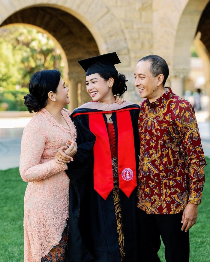 Maudy Ayunda Rayakan Kelulusan S2 di Stanford University dengan Kebaya