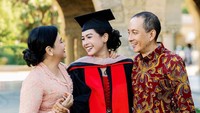 Perayaan kelulusan itu dihadiri juga oleh orang tua Maudy Ayunda. Foto: Instagram Maudy Ayunda