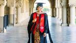 Maudy Ayunda Rayakan Kelulusan S2 di Stanford University dengan Kebaya