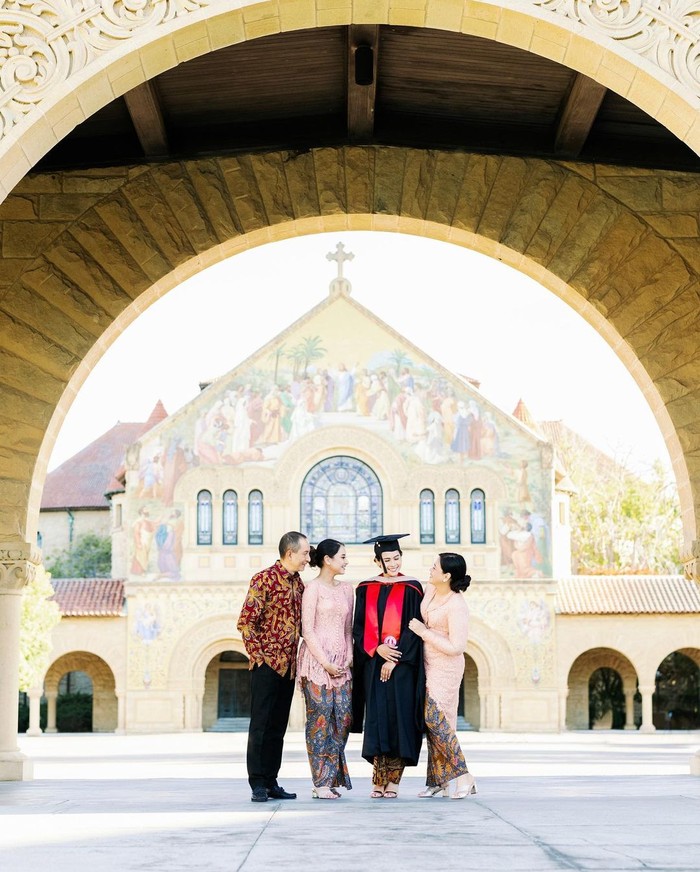 Maudy Ayunda Rayakan Kelulusan S2 di Stanford University dengan Kebaya