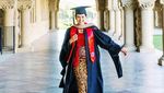 Maudy Ayunda Rayakan Kelulusan S2 di Stanford University dengan Kebaya