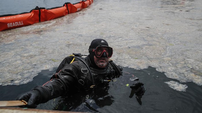 Menengok Operasi Bersih-bersih Ingus Laut di Turki Experts work to clear a mass of marine mucilage, a thick, slimy substance made up of compounds released by marine organisms, from Turkey's Marmara Sea at the Caddebostan shore, in Asian side of Istanbul, Tuesday, June 8, 2021. Mayoral workers and experts started to clean the Marmara Sea from an outbreak of