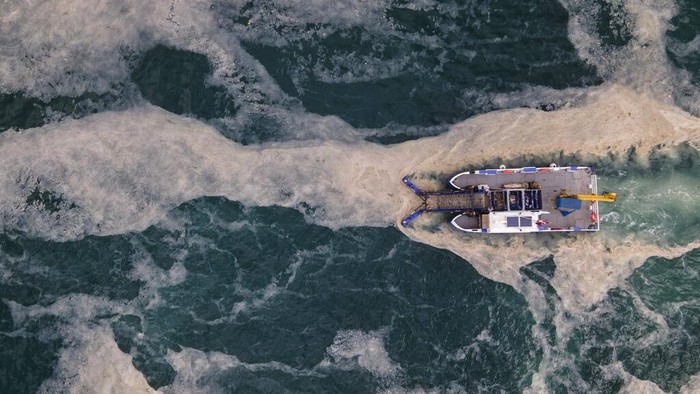 Menengok Operasi Bersih-bersih Ingus Laut di Turki An aerial photo of the sea at the Caddebostan shore, in Asian side of Istanbul, Tuesday, June 8, 2021, with a huge mass of marine mucilage, a thick, slimy substance made up of compounds released by marine organisms, in Turkey's Marmara Sea. Mayoral workers and experts started to clean the Marmara Sea from an outbreak of