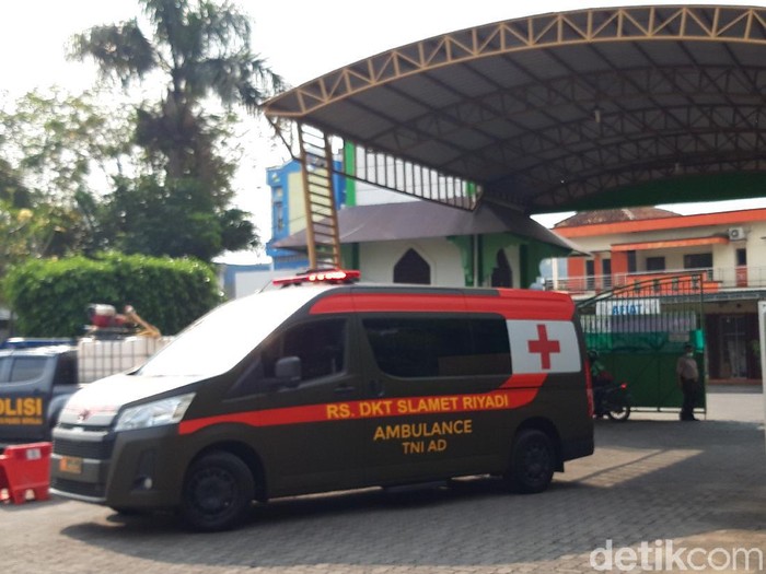 Mobil ambulans RST Slamet Riyadi Solo masuk ke Asrama haji Donohudan, Boyolali, Rabu (9/6/2021).