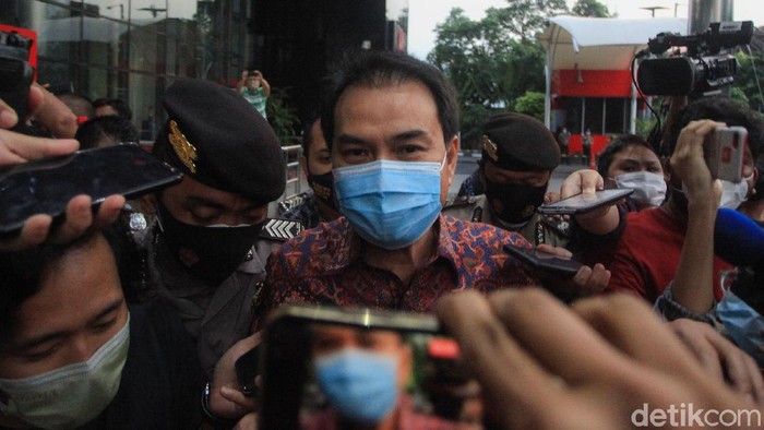 Mode Silent Azis Syamsuddin Usai Diperiksa KPK Wakil Ketua DPR RI Azis Syamsuddin diperiksa KPK sebagai saksi terkait kasus suap yang melibatkan Walkot Tanjungbalai.