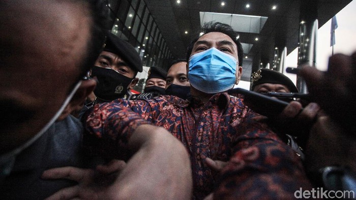 Mode Silent Azis Syamsuddin Usai Diperiksa KPK Wakil Ketua DPR RI Azis Syamsuddin diperiksa KPK sebagai saksi terkait kasus suap yang melibatkan Walkot Tanjungbalai.