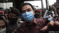 Pada 9 Juni 2021, Azis memenuhi panggilan pemeriksaan KPK. Azis diperiksa sebagai saksi terkait kasus suap yang melibatkan penyidik AKP Stepanus Robin Pattuju. Azis bungkam saat dicecar pertanyaan oleh wartawan saat hendak beranjak dari gedung Merah Putih KPK, Jakarta Selatan, usai menjalani pemeriksaan. (Foto: Ari Saputra/detikcom)