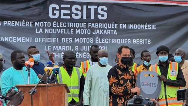 Dubes RI Dakar, Dindin Wahyudin mempromosikan motor listrik Gesits di Promenade de Thiessois, Thies, Senegal, (8/6/2021). Motor listrik Gesits bakal mengaspal di Senegal.