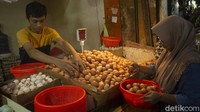 Dikutip detikcom, pada Pasal 4A, barang kebutuhan pokok yang sangat dibutuhkan rakyat dihapus dari barang yang tidak dikenai PPN. Dengan begitu, artinya sembako akan dikenai PPN.