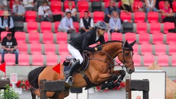 “Masih tidak percaya tapi tidak bisa lebih bangga lagi pada kuda kami yang fenomenal dan tim hebat yang membuat momen seperti ini mungkin,” kata Nassar. Foto: Instagram