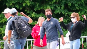 Tampak Jennifer yang selalu setia mendampinginya bersorak atas kemenangan Nassar. Foto: Instagram