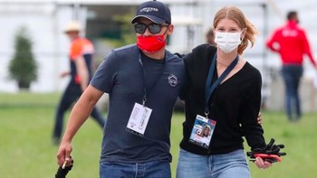 Tapi kemudian dia gembira karena melihat tunangannya menang. Foto: Instagram