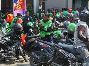 Jabar Hari Ini: Kerumunan Ojol Order BTS Meal dan Kasus Corona Mengganas