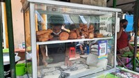 Pasar ini buka mulai pukul 06.00-12.00 WIB. Namun ketika detikcom menyambangi pasar ini, Rabu (9/6/2021) sekitar pukul 09.00, pasar sudah mulai sepi. Beberapa dagangan sudah ludes.
