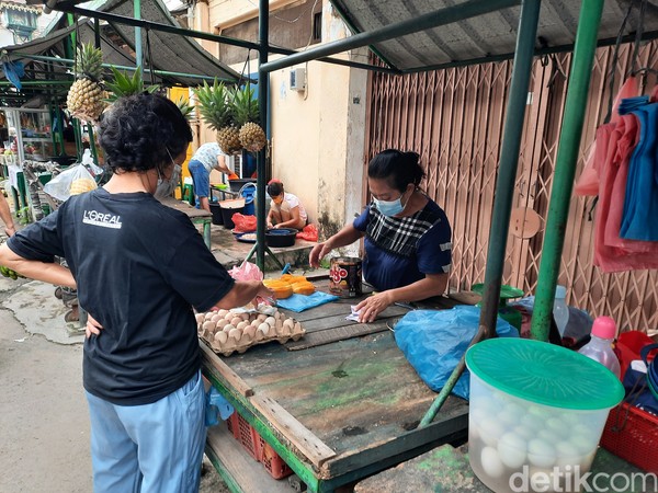 Pasar yang sudah berdiri sejak 1950-an ini dinamai Pasar Hindu karena berada di Jalan Hindu dan beberapa pedagangnya menganut agama Hindu. Tetapi tampak pula sejumlah pedagang etnis Tionghoa yang menggelar lapaknya di sana. Pasar yang sudah berdiri sejak 1950-an ini dinamai Pasar Hindu karena berada di Jalan Hindu dan beberapa pedagangnya menganut agama Hindu. Tetapi tampak pula sejumlah pedagang etnis Tionghoa yang menggelar lapaknya di sana.