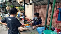 Pasar yang sudah berdiri sejak 1950-an ini dinamai Pasar Hindu karena berada di Jalan Hindu dan beberapa pedagangnya menganut agama Hindu. Tetapi tampak pula sejumlah pedagang etnis Tionghoa yang menggelar lapaknya di sana.