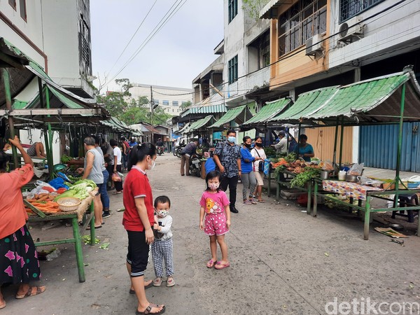 Terletak di antara bangunan-bangunan tua, pasar itu membentang sepanjang 50 meter. Kurang lebih ada 80 kios yang menjual aneka kebutuhan masyarakat, mulai dari sayur-mayur, buah-buahan, daging, hingga kudapan seperti cakwe dan roti goreng. Terletak di antara bangunan-bangunan tua, pasar itu membentang sepanjang 50 meter. Kurang lebih ada 80 kios yang menjual aneka kebutuhan masyarakat, mulai dari sayur-mayur, buah-buahan, daging, hingga kudapan seperti cakwe dan roti goreng.