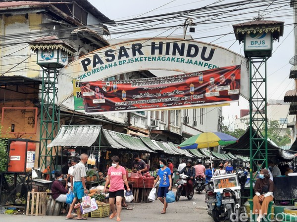 Kota Medan terkenal punya berbagai jenis pasar atau dalam bahasa lokal disebut pajak. Salah satu yang legendaris adalah Pasar Hindu. Kota Medan terkenal punya berbagai jenis pasar atau dalam bahasa lokal disebut pajak. Salah satu yang legendaris adalah Pasar Hindu.