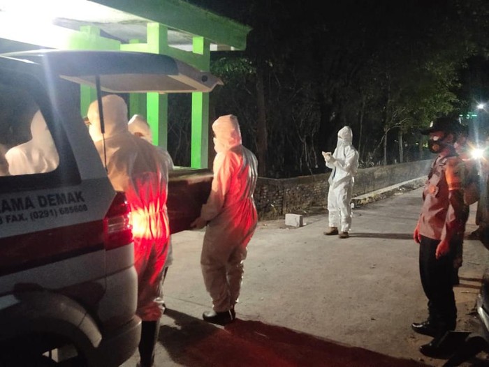 Pasien COVID-19 meninggal dalam perjalanan usai memaksa pulang dari rumah sakit, Demak, Senin (7/6/2021).