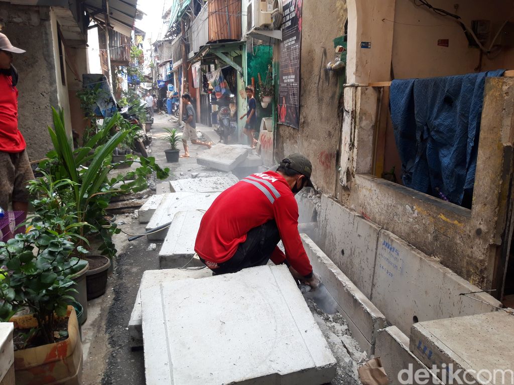 Pemangkasan got u ditch di Gang ACD, Jembatan Besi, Tambora, Jakarta Barat, 9 Juni 2021. (Rakha AD/detikcom)