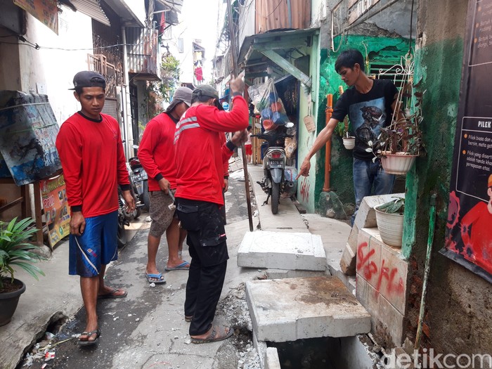 Pemangkasan got u ditch di Gang ACD, Jembatan Besi, Tambora, Jakarta Barat, 9 Juni 2021. (Rakha AD/detikcom)