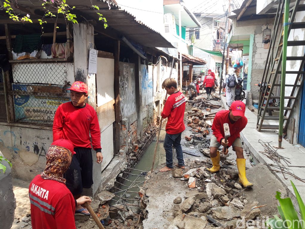 Pemangkasan got u ditch di Gang ACD, Jembatan Besi, Tambora, Jakarta Barat, 9 Juni 2021. (Rakha AD/detikcom)