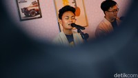 Dalam kunjungannya, Mahen berkisah mengenai awal kariernya hingga proses penggarapan album. Foto: Muhammad Ridho