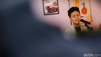 Kedatangan Mahen ke kantor detikcom adalah dalam rangka mempromosikan album perdananya yang berjudul Sebuah Cerita. Foto: Muhammad Ridho