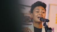 Penyanyi Petrus Mahendra alias Mahen baru-baru ini menyambangi kantor detikcom. Foto: Muhammad Ridho