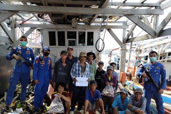 Petugas Dirpolair Baharkam Polri menangkap ABK asal Vietnam yang melakukan penangkapan ikan ilegal di Perairan Natuna (ANTARA/HO-Dirpolair Baharkam Polri)