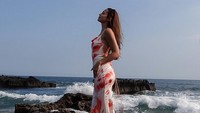 Gaya liburan Pevita Pearce di pantai. Foto: dok instagram