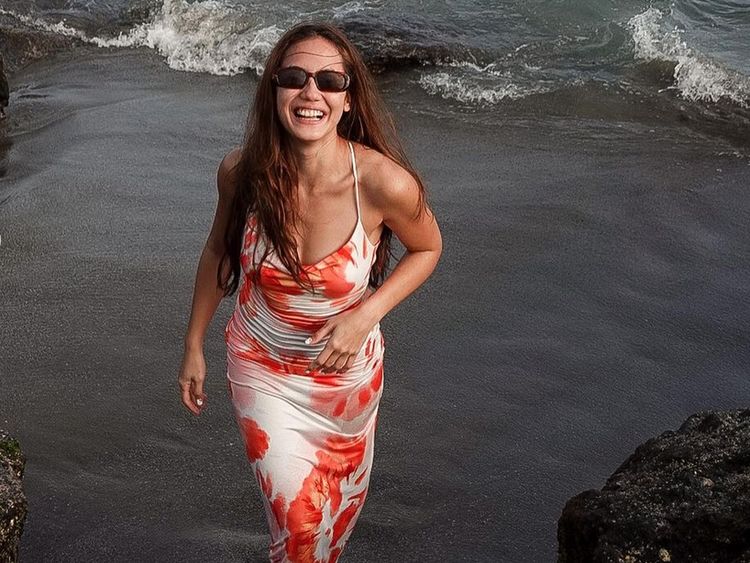 Gaya Liburan Pevita Pearce di Pantai
