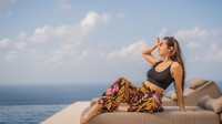 Gaya Pevita Pearce saat liburan di pantai. Foto: dok instagram