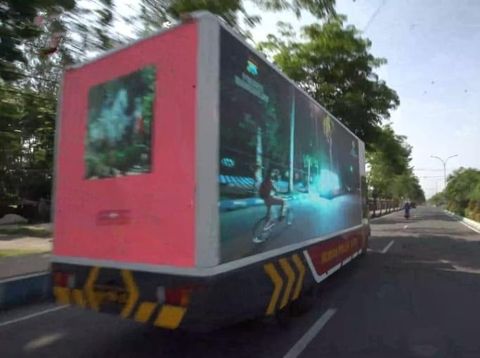Poster hingga Mobil Videotron Jadi Media Edukasi Warga Bangkalan soal Bahaya COVID-19