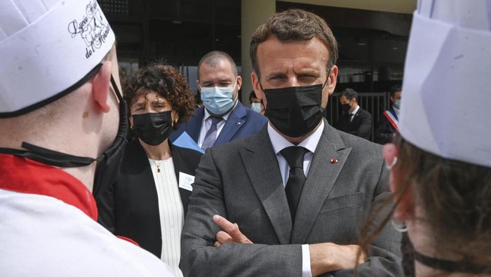 French President Emmanuel Macron talks with cooking students, Tuesday June 8, 2021 at the Hospitality school in Tain-lHermitage, southeastern France. (Philippe Desmazes, Pool via AP)