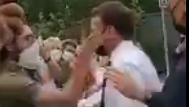 Presiden Prancis Emmanuel Macron ditampar oleh seorang pria saat kunjungan ke Tain-l'Hermitage, di Prancis, Selasa, 8 Juni 2021. (Tangkapan Layar via Twitter @AlexpLille)