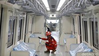 Satu rangkaian kereta LRT Jabodebek memiliki kapasitas angkut 740 orang pada kondisi normal, dan 1.308 penumpang pada kondisi padat dengan konfigurasi 174 penumpang duduk dan 566 penumpang berdiri. Grandyos Zafna/detikcom.