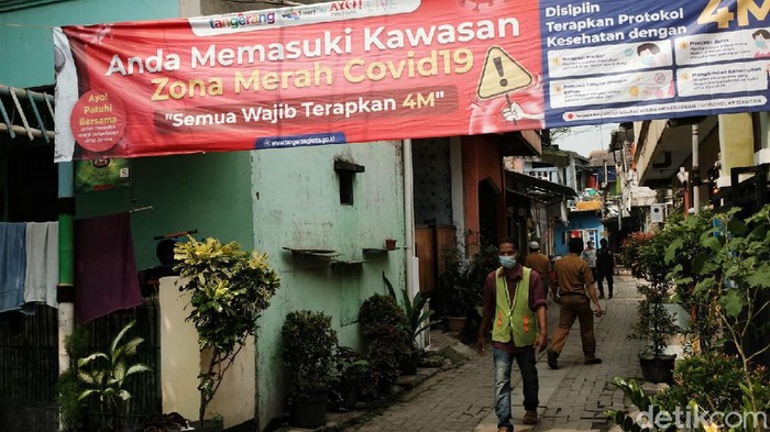 Gang Bahagia di Kelurahan Gerendeng, Karawaci, Tangerang, dilockdown imbas puluhan warga positif COVID-19. Garis Satpol PP dipasang di akses keluar masuk gang.