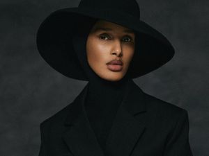 Mengenal Rawdah Mohamed, Editor Berhijab Pertama di Vogue Skandinavia