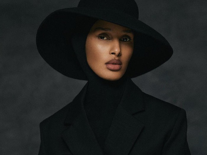 Rawdah Mohamed jadi editor fashion berhijab pertama di Vogue Skandinavia.