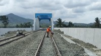 Pelaksana proyek kini mulai melakukan pemasangan rel yang ditarget bisa rampung sebelum Agustus 2021. 