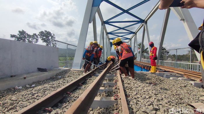 Pembangunan jalur kereta api (KA) Bandara Yogyakarta International Airport (YIA), Kulon Progo, DIY terus dikebut.