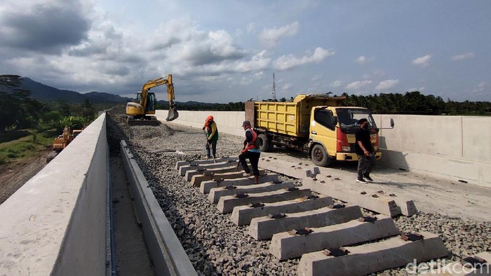 Rel Terpasang, Pembangunan Jalur Kereta Bandara Yogyakarta Dikebut Pembangunan jalur kereta api (KA) Bandara Yogyakarta International Airport (YIA), Kulon Progo, DIY terus dikebut.