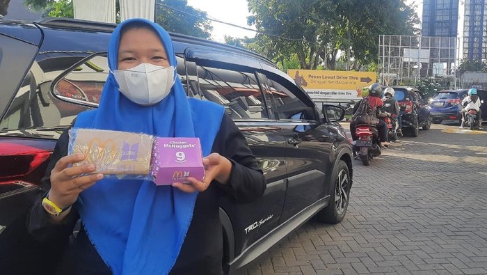 salah satu fans BTS atau Army usai antre di McD surabaya