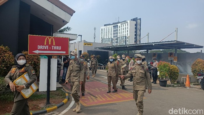 Satgas COVID-19 Karawang bubarkan kerumunan Ojol di McDonalds