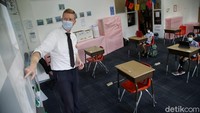 Untuk 143 itu rinciannya SD 76 sekolah, MI satu sekolah, SMP 14 sekolah, MTS 3 sekolah, SMA 11 sekolah, MA 1 sekolah, SMK 33 sekolah, LKP 4 sekolah, totalnya 143.