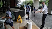 Selain itu alur masuk ke sekolah juga dilakukan dengan protokol kesehatan yang sangat ketat. Awal masuk,  murid diwajibkan mencuci tangan terlebih dahulu dan melakukan pengecekan suhu. Saat di dalam ruangan kelas para murid akan belajar menggunakan ebook. Sehingga semua hardcopy seperti buku tidak digunakan untuk sementara waktu ini.