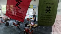 Para murid pun dilarang menyentuh segala properti di lab sebelum dilakukan sterlisasi. Perlu diketahu NJIS merupakan sekolah swasta internasional pertama di Jakarta Utara. Sekolah ini didirikan pada tahun 1990 dan tergabung dalam Agung Podomoro Grup.